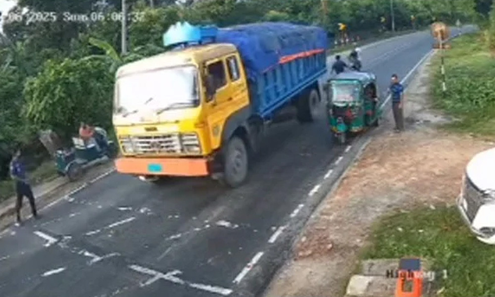 সংকেত অমান্য করা বাইক ধরতে গিয়ে পা হারালেন পুলিশ সদস্য