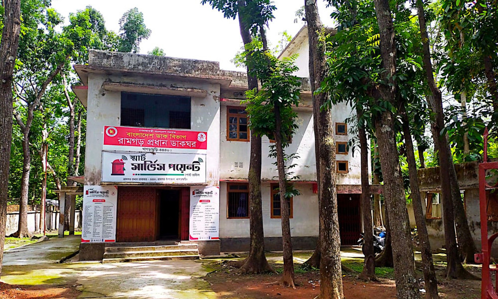 জীর্ণ ভবনে জনবল সংকট দায়সারা সেবায় ধুঁকছে ডাকঘর
